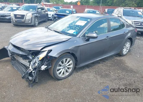 2020 Toyota Camry Le z USA, uszkodzony, nr VIN 4T1C11AK7LU339279
